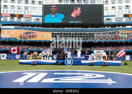 Luglio 31, 2011 - Toronto, Ontario, Canada - Toronto Blue Jays Interbase John McDonald (6) dà un discorso durante la Roberto Alomar cerimonia per ritirare il suo Toronto Blue Jays #12 presso il Rogers Centre Toronto Ontario. (Credito Immagine: © Keith Hamilton/Southcreek globale/ZUMAPRESS.com) Foto Stock