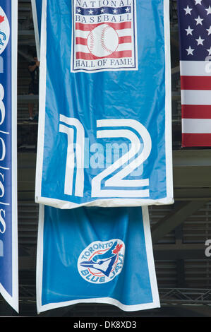 Luglio 31, 2011 - Toronto, Ontario, Canada - Toronto Blue Jays #12 è dispiegata presso il Rogers Centre ufficialmente ritirando il numero. Il Toronto Blue Jays sconfitto il Texas Rangers 7 - 3 presso il Rogers Centre Toronto Ontario. (Credito Immagine: © Keith Hamilton/Southcreek globale/ZUMAPRESS.com) Foto Stock