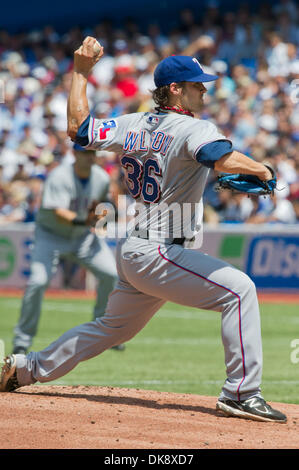 Luglio 31, 2011 - Toronto, Ontario, Canada - Texas Rangers Pitcher C.J. Wilson (36) in azione contro il Toronto Blue Jays. Il Toronto Blue Jays sconfitto il Texas Rangers 7 - 3 presso il Rogers Centre Toronto Ontario. (Credito Immagine: © Keith Hamilton/Southcreek globale/ZUMAPRESS.com) Foto Stock