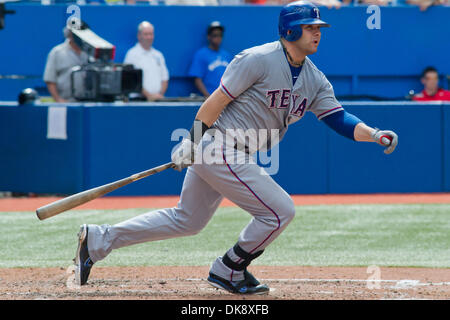 Luglio 31, 2011 - Toronto, Ontario, Canada - Texas Rangers primo baseman Mitch Moreland (18) in azione contro il Toronto Blue Jays. Il Toronto Blue Jays sconfitto il Texas Rangers 7 - 3 presso il Rogers Centre Toronto Ontario. (Credito Immagine: © Keith Hamilton/Southcreek globale/ZUMAPRESS.com) Foto Stock