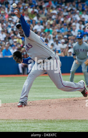 Luglio 31, 2011 - Toronto, Ontario, Canada - Texas Rangers Pitcher Arthur Rhodes (53) entrata in gioco nella sesta inning contro il Toronto Blue Jays. Il Toronto Blue Jays sconfitto il Texas Rangers 7 - 3 presso il Rogers Centre Toronto Ontario. (Credito Immagine: © Keith Hamilton/Southcreek globale/ZUMAPRESS.com) Foto Stock