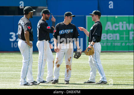 Luglio 31, 2011 - Toronto, Ontario, Canada - Toronto Blue Jays infielders, Arencidbia, Bautista, McDonald e Hill soddisfare mentre c'è cambiamento di beccheggio contro il Texas Rangers. Il Toronto Blue Jays sconfitto il Texas Rangers 7 - 3 presso il Rogers Centre Toronto Ontario. (Credito Immagine: © Keith Hamilton/Southcreek globale/ZUMAPRESS.com) Foto Stock