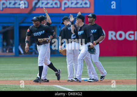 Luglio 31, 2011 - Toronto, Ontario, Canada - Toronto Blue Jays Center fielder Colby Rasmus (28) celebra la vittoria con la sua squadra. Il Toronto Blue Jays sconfitto il Texas Rangers 7 - 3 presso il Rogers Centre Toronto Ontario. (Credito Immagine: © Keith Hamilton/Southcreek globale/ZUMAPRESS.com) Foto Stock