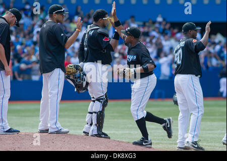 Luglio 31, 2011 - Toronto, Ontario, Canada - Toronto Blue Jays Left fielder Rajai Davis (11) celebra una vittoria con il team. Il Toronto Blue Jays sconfitto il Texas Rangers 7 - 3 presso il Rogers Centre Toronto Ontario. (Credito Immagine: © Keith Hamilton/Southcreek globale/ZUMAPRESS.com) Foto Stock