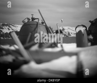 L'Antartide, isola Deception, offuscata immagine a colori di arrugginimento delle caldaie a abbandonata la stazione baleniera in neve a Whalers Cove Foto Stock