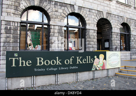 La vecchia biblioteca e il Libro di Kells mostra presso il Trinity College di Dublino Foto Stock