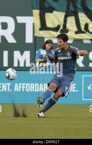 3 agosto 2011 - Portland, Oregon, Stati Uniti d'America - Los Angeles Galaxy defender Omar Gonzalez (4) calci la palla durante il primo semestre contro i legnami da Portland a Jeld-Wen campo. (Credito Immagine: © Mike Albright/Southcreek globale/ZUMAPRESS.com) Foto Stock