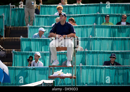 Agosto 05, 2011 - Vancouver, British Columbia, Canada - una sedia arbitro attende durante una pausa in azione al Odlum Brown Vancouver Aperto trattenuto al Hollyburn Country Club. (Credito Immagine: © David Bukach/ZUMAPRESS.com) Foto Stock