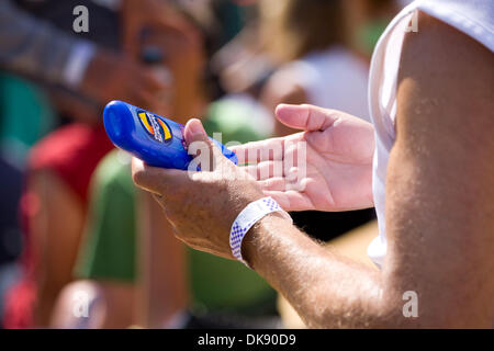 Agosto 05, 2011 - Vancouver, British Columbia, Canada - una ventola si applica una lozione solare durante una partita a Odlum Brown Vancouver Aperto trattenuto al Hollyburn Country Club. (Credito Immagine: © David Bukach/ZUMAPRESS.com) Foto Stock