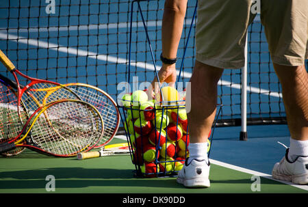 Agosto 05, 2011 - Vancouver, British Columbia, Canada - un formatore prepara per un warm-up all'Odlum Brown Vancouver Aperto trattenuto al Hollyburn Country Club. (Credito Immagine: © David Bukach/ZUMAPRESS.com) Foto Stock