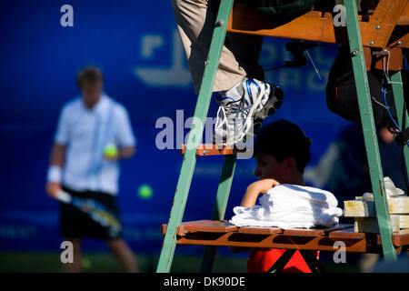 Agosto 05, 2011 - Vancouver, British Columbia, Canada - GREGA ZEMELJA della Slovenia si prepara a servire contro R. Ginepri durante i loro uomini singoli quarti di finale corrisponde all'Odlum Brown Vancouver Aperto trattenuto al Hollyburn Country Club. (Credito Immagine: © David Bukach/ZUMAPRESS.com) Foto Stock