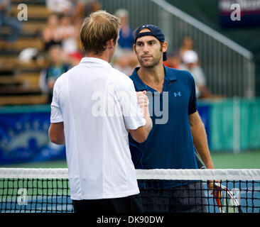 Agosto 05, 2011 - Vancouver, British Columbia, Canada - Robby GINEPRI degli Stati Uniti e GREGA ZEMELJA di Slovenia agitare le mani dopo i loro uomini singoli quarti di finale corrisponde all'Odlum Brown Vancouver Aperto trattenuto al Hollyburn Country Club. (Credito Immagine: © David Bukach/ZUMAPRESS.com) Foto Stock