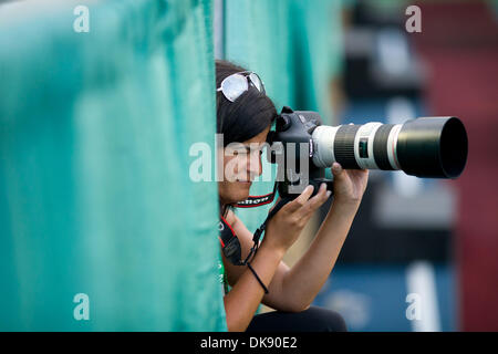 Agosto 05, 2011 - Vancouver, British Columbia, Canada - Un fotografo sneaks un colpo durante una partita a Odlum Brown Vancouver Aperto trattenuto al Hollyburn Country Club. (Credito Immagine: © David Bukach/ZUMAPRESS.com) Foto Stock