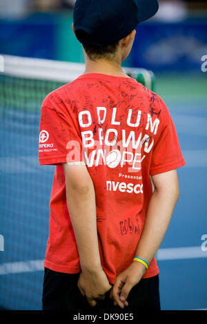 Agosto 05, 2011 - Vancouver, British Columbia, Canada - una palla ragazzo attende pazientemente a rete durante una partita a Odlum Brown Vancouver Aperto trattenuto al Hollyburn Country Club. (Credito Immagine: © David Bukach/ZUMAPRESS.com) Foto Stock