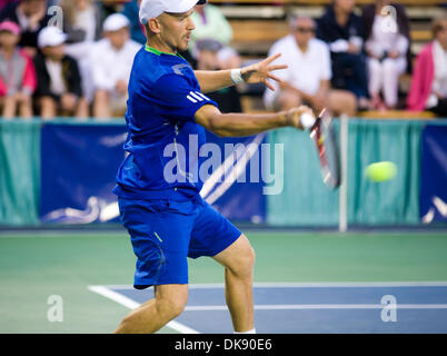 Agosto 05, 2011 - Vancouver, British Columbia, Canada - ROMAN BORVANOV Moldova restituisce un servire contro V. Pospisil durante i loro uomini quarti di finale corrisponde all'Odlum Brown Vancouver Aperto trattenuto al Hollyburn Country Club. (Credito Immagine: © David Bukach/ZUMAPRESS.com) Foto Stock