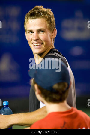 Agosto 05, 2011 - Vancouver, British Columbia, Canada - VASEK POSPISIL del Canada sorrisi a ventole a fine dei suoi uomini quarti di finale match contro R. Borvanov della Moldova all'Odlum Brown Vancouver Aperto trattenuto al Hollyburn Country Club. (Credito Immagine: © David Bukach/ZUMAPRESS.com) Foto Stock