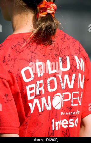 Agosto 05, 2011 - Vancouver, British Columbia, Canada - una sfera ragazza con un firmato t-shirt attende courtside al Odlum Brown Vancouver Aperto trattenuto al Hollyburn Country Club. (Credito Immagine: © David Bukach/ZUMAPRESS.com) Foto Stock