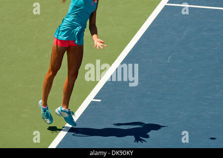 Agosto 05, 2011 - San Diego, California, Stati Uniti - DANIELA HANTUCHOVA serve un punto contro l'avversario A. Radwanska nell'assicurazione di mercurio WTA torneo di tennis presso il La Costa Spa e Resort. Radwanska ha vinto le donne del trimestre partita finale 0-6 6-4 6-4. (Credito Immagine: © Wally nellâ/ZUMAPRESS.com) Foto Stock