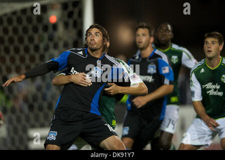 Il 6 agosto 2011 - Santa Clara, California, Stati Uniti - Terremoti in avanti Alan Gordon (16) si deposita sotto una croce durante il match di MLS tra il San Jose terremoti e i legnami da Portland a Buck Shaw Stadium di Santa Clara, CA. Le squadre si stabilirono per un 1-1 cravatta. (Credito Immagine: © Matt Cohen/Southcreek globale/ZUMAPRESS.com) Foto Stock