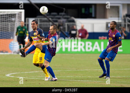 Il 6 agosto 2011 - Arlington, Texas, USA - FC Barcelona centrocampista Andres Iniesta (8) battaglie per la sfera durante il Mondo Herbalife Football Challenge 2011. FC Barcelona conduce a metà 1-0. (Credito Immagine: © Andrew Dieb/Southcreek globale/ZUMAPRESS.com) Foto Stock