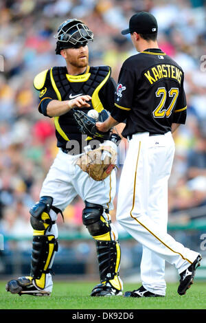 Il 6 agosto 2011 - Pittsburgh, Pennsylvania, Stati Uniti - 5 Agosto 2011: Pittsburgh Pirate C Ryan Doumit (#41) cerca di installarsi Pittsburgh a partire RHP Jeff Karstens (#27) durante la contro i San Diego Padres al PNC Park di Pittsburgh Pennsylvania. San Diego Padres battere i pirati di Pittsburgh 15-5. (Credito Immagine: © Paul Lindenfelser/Southcreek globale/ZUMAPRESS.com) Foto Stock