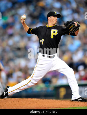 Il 6 agosto 2011 - Pittsburgh, Pennsylvania, Stati Uniti - 5 Agosto 2011: Pittsburgh Pirate RH a partire lanciatore Jeff Karstens (#27) genera un passo nella partita contro il San Diego Padres al PNC Park di Pittsburgh Pennsylvania. San Diego Padres battere i pirati di Pittsburgh 15-5. (Credito Immagine: © Paul Lindenfelser/Southcreek globale/ZUMAPRESS.com) Foto Stock