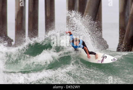 Agosto 07, 2011 - Huntington Beach, California, Stati Uniti - Surfer COCO HO compete in campo femminile quarti di finale della Nike U.S. Aprire di surf campionato domenica, a Huntington Beach. (Credito Immagine: © Ringo Chiu/ZUMAPRESS.com) Foto Stock