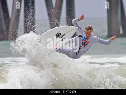 Agosto 07, 2011 - Huntington Beach, California, Stati Uniti - Surfer KOLOHE ANDINO compete in uomini della semifinale della Nike U.S. Aprire di surf campionato domenica, a Huntington Beach. (Credito Immagine: © Ringo Chiu/ZUMAPRESS.com) Foto Stock