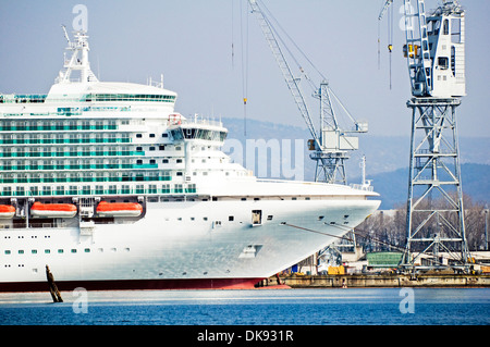 Nave in costruzione in un cantiere con gru Foto Stock