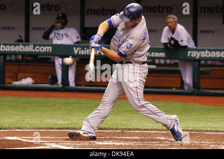 Agosto 8, 2011 - San Pietroburgo, Florida, Stati Uniti - Kansas City Royals terzo baseman Mike Moustakas (8) a pettine nella terza inning durante una partita di baseball tra il Tampa Bay Rays e Kansas City Royals al Tropicana campo. Royals portano i raggi 1 - 0 (credito Immagine: © Luca Johnson/Southcreek globale/ZUMApress.com) Foto Stock