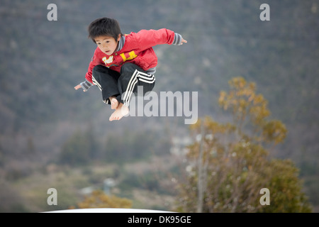 Ragazzo giapponese nella campagna Foto Stock