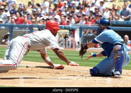 Il 10 agosto 2011 - Los Angeles, California, Stati Uniti d'America - Philadelphia Phillies interbase Jimmy Rollins (11) cerca di battere i passi e tag da Los Angeles Dodgers catcher Dioner Navarro (30) come Rollins hanno cercato di cliente su un volo poco profonda sfera. Nel corso di un gioco tra il, Philadelphia Phillies e il Los Angeles Dodgers al Dodger Stadium. Il Phillies è tornato da un 6- Foto Stock