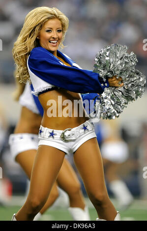 Agosto 11, 2011 - Arlington, Texas, Stati Uniti d'America - i membri dei Dallas Cowboys cheerleaders intrattenere la folla come il Denver Broncos prendere a Dallas Cowboys durante la prima metà azione a cowboy Stadium di Arlington, Texas. I Broncos portano i cowboy 9-3 a metà. (Credito Immagine: © Steven Leija/Southcreek globale/ZUMAPRESS.com) Foto Stock