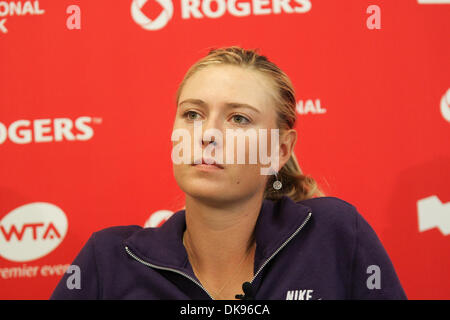 Agosto 11, 2011 - Toronto, Ontario, Canada - Russia Maria Sharapova nella stanza dei media dopo la sua corrispondenza alla Rogers Cup, ha suonato presso il centro Rexall di Toronto. Sharapova ha perso in tre set di VOSKOBOEVA: risultati nei 3-6, 5-7 (credito Immagine: © Steve Dormer Southcreek/Global/ZUMAPRESS.com) Foto Stock