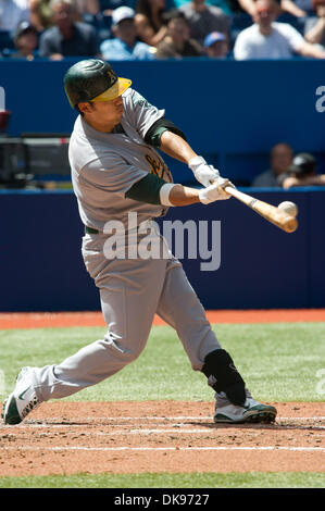 Agosto 11, 2011 - Toronto, Ontario, Canada - Oakland Athletics catcher Kurt Suzuki (8) in azione contro il Toronto Blue Jays. La Oakland Athletics sconfitto il Toronto Blue Jays 10 - 3 presso il Rogers Centre Toronto Ontario. (Credito Immagine: © Keith Hamilton/Southcreek globale/ZUMAPRESS.com) Foto Stock