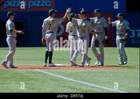 Agosto 11, 2011 - Toronto, Ontario, Canada - Oakland Athletics secondo baseman Adam Rosales (7) e i suoi compagni di squadra celebrare la loro vittoria sul campo. La Oakland Athletics sconfitto il Toronto Blue Jays 10 - 3 presso il Rogers Centre Toronto Ontario. (Credito Immagine: © Keith Hamilton/Southcreek globale/ZUMAPRESS.com) Foto Stock