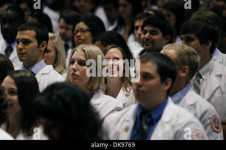 Agosto 12, 2011 - Memphis, TN, Stati Uniti - Agosto 12, 2011 - Hillary Ebling (medio) sorrisi mentre prendendo parte alla University of Tennessee Health Science Center il mantello bianco cerimonia al Mississippi Boulevard Chiesa Cristiana venerdì pomeriggio. La cerimonia è un tempo per UTHSC gli studenti in medicina ad essere presentato loro ''camici'' che simboleggia l'inizio della loro scuola medica carriera. Foto Stock