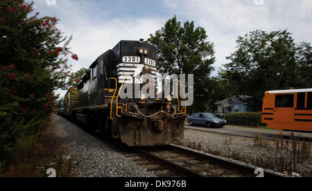 Agosto 12, 2011 - Memphis, TN, Stati Uniti - 11 agosto 2011 - A Norfolk linea sud treno soffia il clacson come attraversa Prescott vicino a sud del tardo pomeriggio di giovedì. La città dell'ingegnere ufficio dispone di uno studio in corso per la creazione di zone di tranquilla lungo le principali linee ferroviarie attraverso le aree residenziali della città. Una Università di Memphis studio sostiene la città potrebbe recuperare un investimento in ad Foto Stock