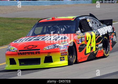 Agosto 12, 2011 - Watkins Glen, New York, Stati Uniti - Jeff Gordon, driver del (24) DuPont Chevrolet, entra girare 11 durante la prima sessione di prove libere per la Heluva buono! Panna acida salse al Glen in Watkins Glen, NY. (Credito Immagine: © Michael Johnson/Southcreek globale/ZUMAPRESS.com) Foto Stock