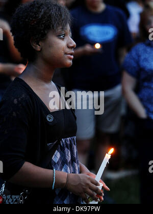 Agosto 12, 2011 - Memphis, TN, Stati Uniti - Agosto 12, 2011 - ex Memphis Junior Academy studente Estate Stewart versa lacrime come lei ricorda emotivamente ucciso principal Suzette York durante una veglia a lume di candela presso la scuola il venerdì sera. York è stato brutalmente pugnalato a morte in una delle aule delle scuole il mercoledì mattina. Uno studente, Eduardo Marmolejo, 16, è stata caricata in m Foto Stock