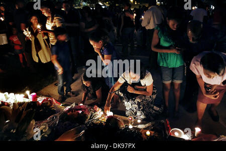 Agosto 12, 2011 - Memphis, TN, Stati Uniti - 12 Agosto 2011- Lutto accendono le candele per ucciso Memphis Junior Academy principal Suzette York durante una fiaccolata in suo onore a scuola il venerdì sera. York è stato brutalmente pugnalato a morte in una delle aule delle scuole il mercoledì mattina. Uno studente, Eduardo Marmolejo, 16, è stato accusato di omicidio. (Credito Immagine: © Web Mark Foto Stock