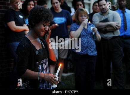 Agosto 12, 2011 - Memphis, TN, Stati Uniti - Agosto 12, 2011 - ex Memphis Junior Academy studente Estate Stewart versa lacrime come lei ricorda emotivamente ucciso principal Suzette York durante una veglia a lume di candela presso la scuola il venerdì sera. York è stato brutalmente pugnalato a morte in una delle aule delle scuole il mercoledì mattina. Uno studente, Eduardo Marmolejo, 16, è stata caricata in m Foto Stock