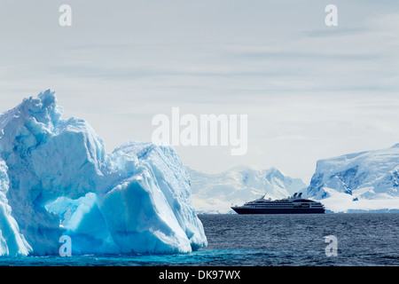 L'Antartide, nave da crociera motoring passato glacier montagne coperte a Anvers isola lungo lo stretto di Gerlache Foto Stock