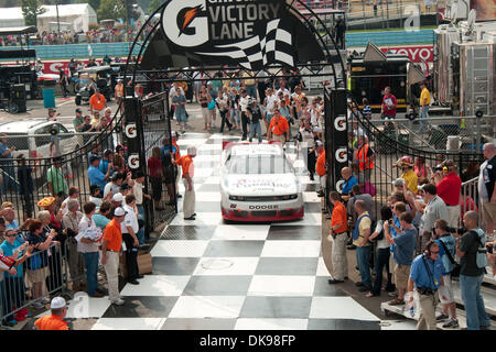 Agosto 13, 2011 - Watkins Glen, New York, Stati Uniti - NASCAR Nationwide conducente Kurt Busch entra nella corsia di vittoria dopo aver vinto la mostra Zippo 200 al Glen (credito Immagine: © Mark Konezny/Southcreek globale/ZUMAPRESS.com) Foto Stock