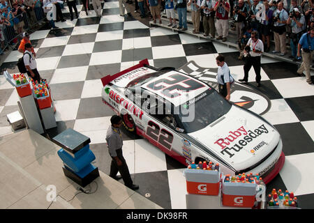 Agosto 13, 2011 - Watkins Glen, New York, Stati Uniti - NASCAR Nationwide conducente Kurt Busch in corsia di vittoria dopo aver vinto la mostra Zippo 200 al Glen (credito Immagine: © Mark Konezny/Southcreek globale/ZUMAPRESS.com) Foto Stock