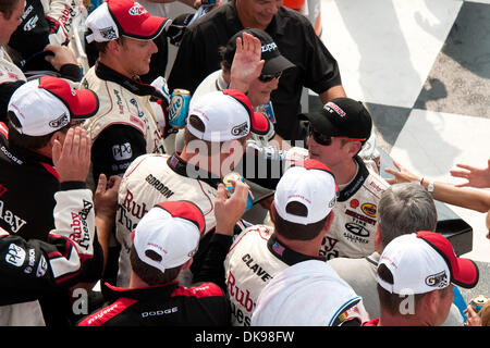 Agosto 13, 2011 - Watkins Glen, New York, Stati Uniti - NASCAR Nationwide conducente Kurt Busch riconosce il suo team in corsia di vittoria dopo aver vinto la mostra Zippo 200 al Glen (credito Immagine: © Mark Konezny/Southcreek globale/ZUMAPRESS.com) Foto Stock