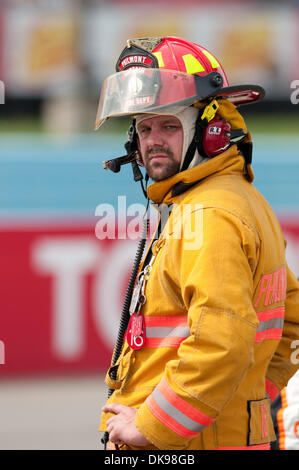 Agosto 13, 2011 - Watkins Glen, New York, Stati Uniti - un incendio fighter nell area dei box durante la NASCAR gara nazionale della mostra Zippo 200 al Glen (credito Immagine: © Mark Konezny/Southcreek globale/ZUMAPRESS.com) Foto Stock