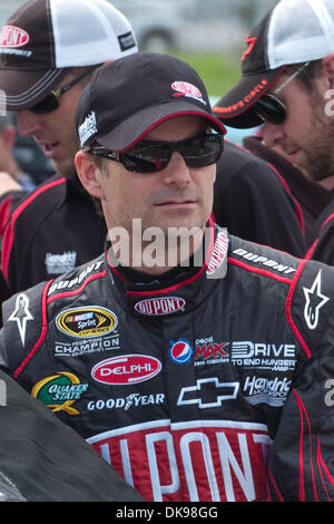 Agosto 13, 2011 - Watkins Glen, New York, Stati Uniti - NASCAR Sprint Cup. Il pilota Jeff Gordon attende dal suo DuPont Chevrolet numero 24 auto per sabato la sessione di qualifiche per la Heluva buono! Panna acida salse al Glen (credito Immagine: © Mark Konezny/Southcreek globale/ZUMAPRESS.com) Foto Stock