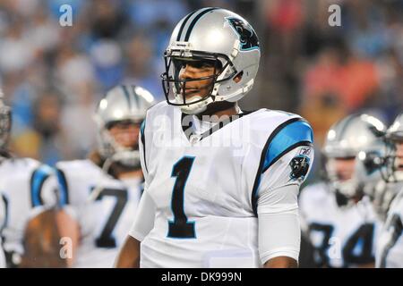 Agosto 13, 2011 - Charlotte, North Carolina, Stati Uniti - Carolina Panthers quarterback Cam Newton #1 guarda oltre a emarginare durante la preseason game.Panthers sconfiggere i giganti 20-10 presso la Bank of America Stadium a Charlotte nella Carolina del Nord. (Credito Immagine: © Anthony Barham/Southcreek globale/ZUMAPRESS.com) Foto Stock