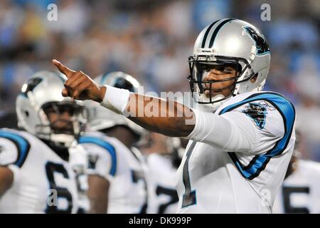 Agosto 13, 2011 - Charlotte, North Carolina, Stati Uniti - Carolina Panthers quarterback Cam Newton #1 guarda oltre a emarginare durante la preseason game.Panthers sconfiggere i giganti 20-10 presso la Bank of America Stadium a Charlotte nella Carolina del Nord. (Credito Immagine: © Anthony Barham/Southcreek globale/ZUMAPRESS.com) Foto Stock